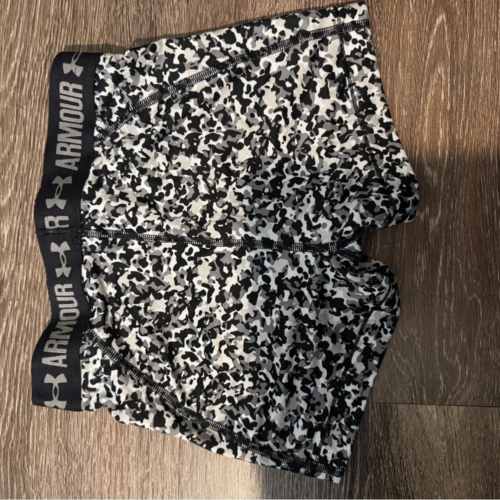 Women’s Under Armour Black and White Camo spandex workout shorts